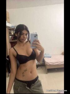 Beautiful desi jnu girl topless leaked selfies 001