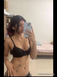 Beautiful desi jnu girl topless leaked selfies 002