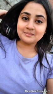Cute desi girl sexy selfies has curvaceous body