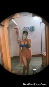 Cute desi girl sexy selfies has curvaceous body 001