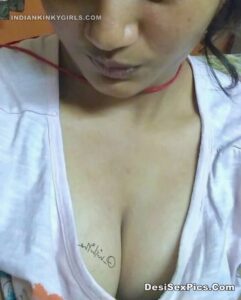 Pretty mallu girl nude and blowjob photos 001