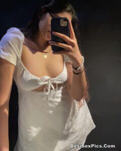 Rich girlfriend with big desi ass 002