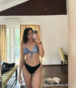 Rich girlfriend with big desi ass 004