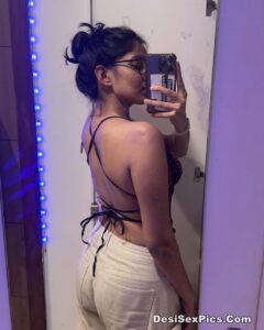 Rich girlfriend with big desi ass 005