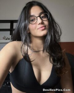 Rich girlfriend with big desi ass 007