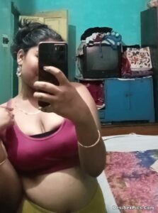 Horny village girl with big boobs nude desi selfies