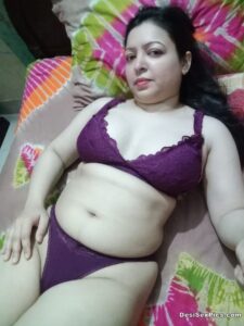 Mature desi bhabhi naked in bedroom with great body
