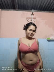 Curvaceous indian girl nude big desi tits pics 002