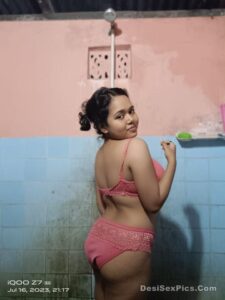 Curvaceous indian girl nude big desi tits pics 004