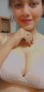 Good looking pune nude with round boobs 001