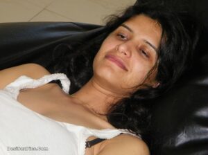 Beautiful and horny desi girl nude affair with boss 002