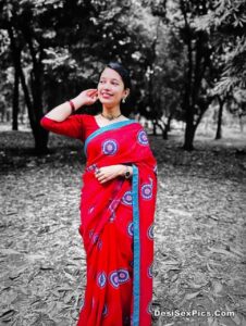 Horny desi wife ass nude display photos