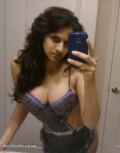 Hot desi girl with fake tits nude selfies