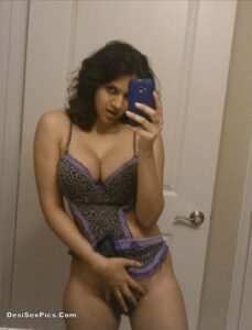 Hot desi girl with fake tits nude selfies 001
