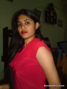 Sexy desi girlfriend nude with curvaceous body