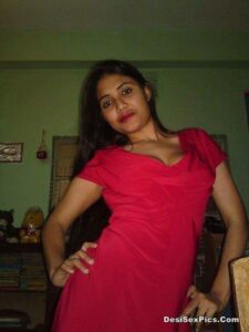 Sexy desi girlfriend nude with curvaceous body 001