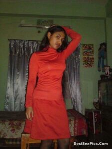 Sexy desi girlfriend nude with curvaceous body 002