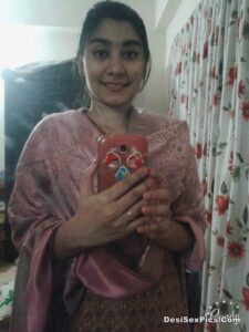 Sexy desi girlfriend nude with curvaceous body 008