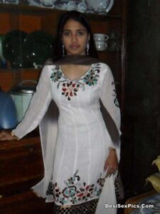 Sexy desi girlfriend nude with curvaceous body 009