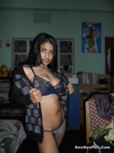 Sexy desi girlfriend nude with curvaceous body 010