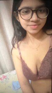 Sweet looking desi girlfriend nude photos 002