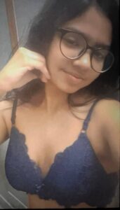 Sweet looking desi girlfriend nude photos 003